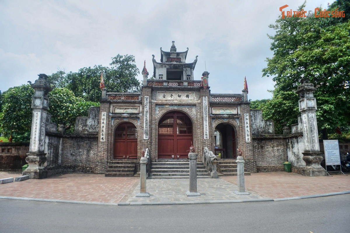 Ngôi đền được xây trên nền cung điện xưa của vua Âu Lạc. Theo truyền thuyết và nhiều tư liệu lịch sử, đền thờ An Dương Vương (còn gọi là đền Thượng) được dựng trên khu vực từng là nội cung của kinh đô Âu Lạc thời cổ. Công trình nằm trong khu thành Nội của Cổ Loa, nơi được xem là trung tâm quyền lực của nhà nước Âu Lạc hơn 2.000 năm trước.