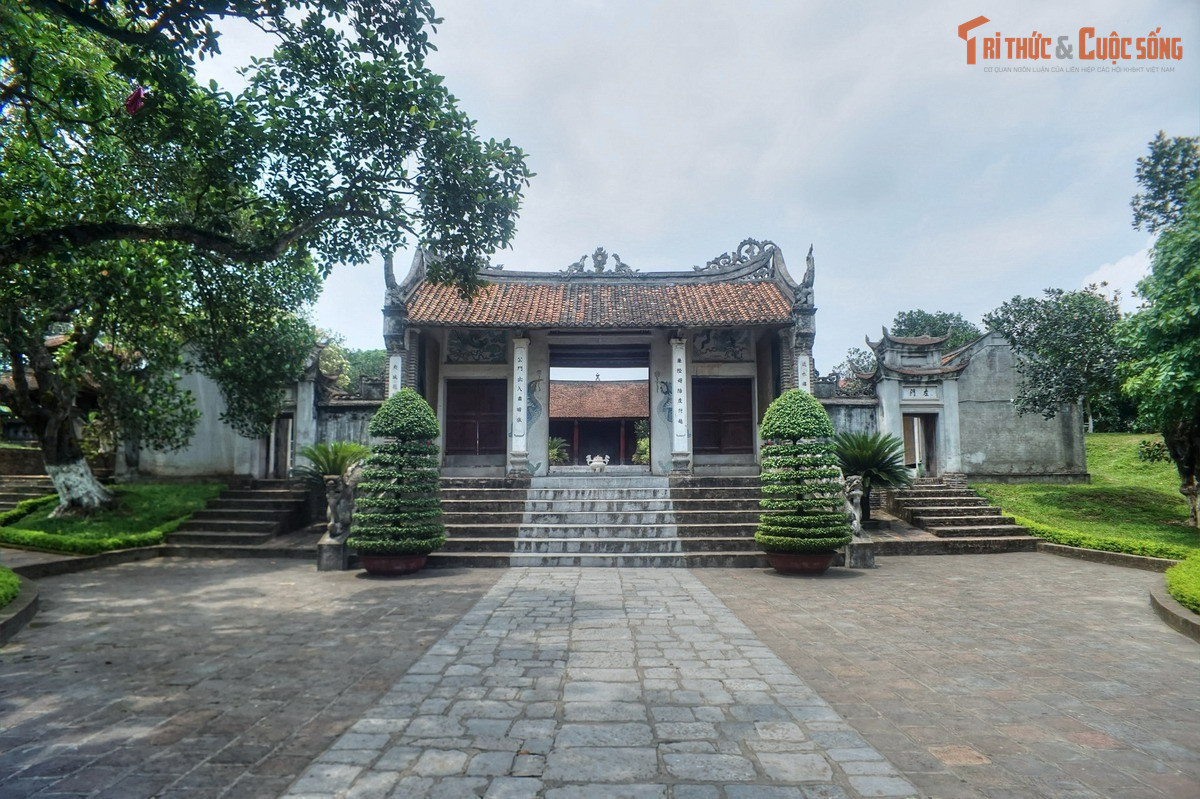 Đền được xây dựng từ thời Lê và trải qua nhiều lần trùng tu. Ngôi đền hiện nay được khởi dựng vào năm 1687 dưới triều vua Lê Hy Tông. Qua nhiều thế kỷ, đền đã trải qua nhiều lần tu sửa lớn, đặc biệt là vào cuối thế kỷ 19 và đầu thế kỷ 20, nhưng vẫn giữ được dáng vẻ cổ kính và nhiều yếu tố kiến trúc truyền thống.