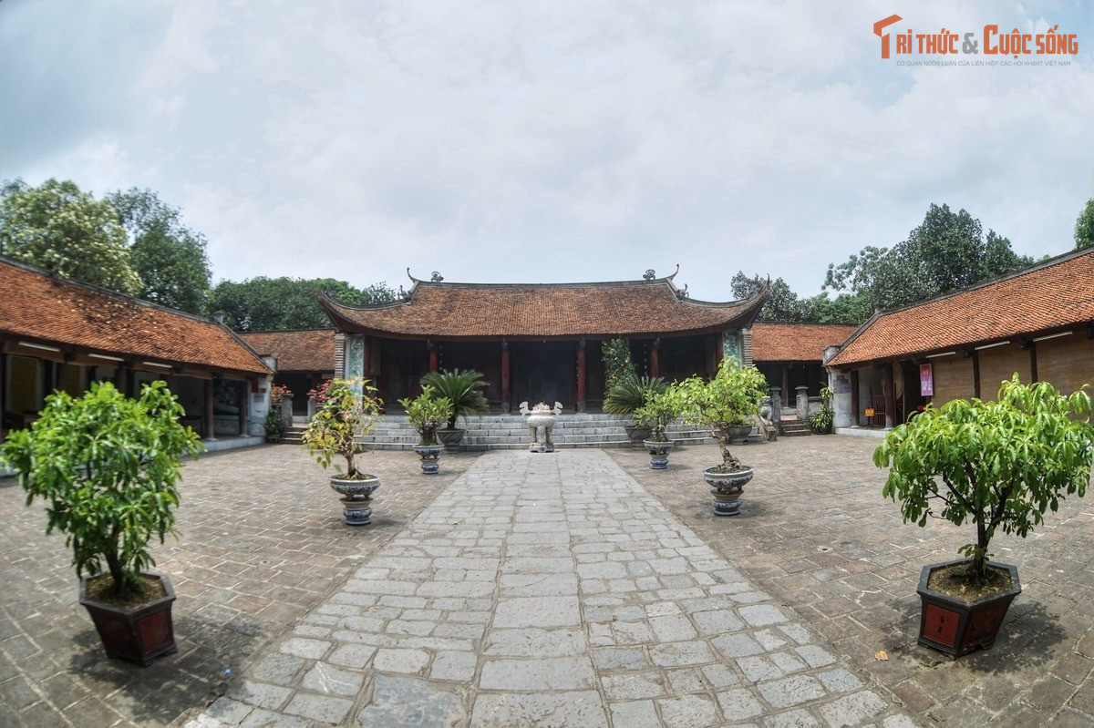 Khu đền có kiến trúc truyền thống theo trục thần đạo. Đền quay mặt về hướng Nam và được xây dựng theo trục Nam – Bắc. Các hạng mục chính gồm nghi môn, tiền đường, trung đường, hậu cung, nhà bia và hai dãy hành lang. Nền đền được nâng cao dần theo từng lớp, tạo cảm giác trang nghiêm và bề thế.