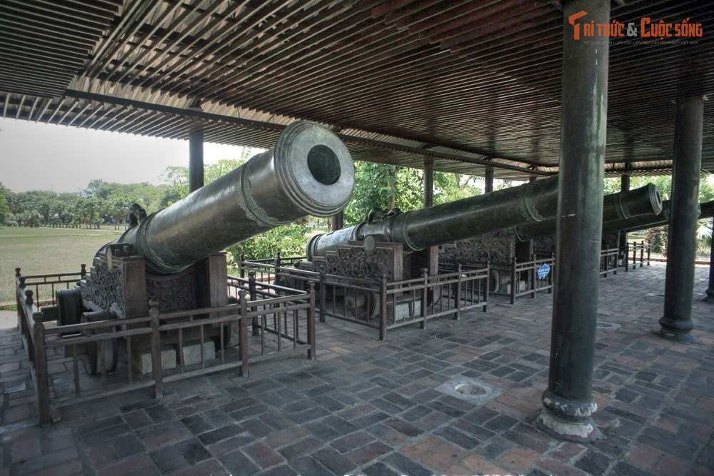 Được đúc ngay sau khi vua Gia Long thống nhất đất nước. Cửu vị thần công được đúc vào năm 1803 dưới thời Gia Long, vị hoàng đế sáng lập triều Nguyễn. Việc chế tạo những khẩu đại bác khổng lồ này nhằm thể hiện uy quyền của triều đại mới sau khi thống nhất lãnh thổ Việt Nam.