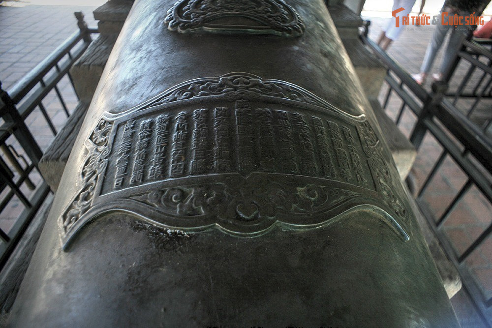 Chia thành hai nhóm theo bốn mùa và ngũ hành. Chín khẩu thần công được chia thành hai nhóm. Bốn khẩu mang tên bốn mùa Xuân, Hạ,Thu, Đông. Năm khẩu có tên theo ngũ hành: Kim, Mộc, Thủy, Hỏa, Thổ.