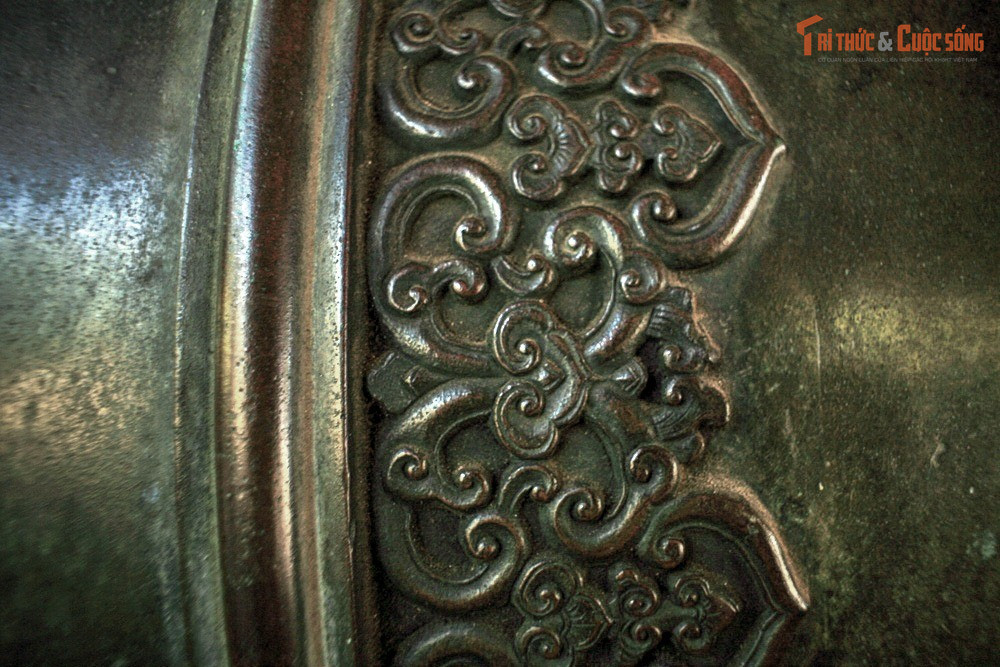 Được trang trí với nhiều hoa văn tinh xảo. Trên thân mỗi khẩu thần công có nhiều họa tiết chạm nổi như rồng, mây, hoa lá và các biểu tượng cát tường. Những hoa văn này không chỉ mang giá trị thẩm mỹ cao và thể hiện nghệ thuật đúc đồng tinh xảo của thợ thủ công thời Nguyễn.