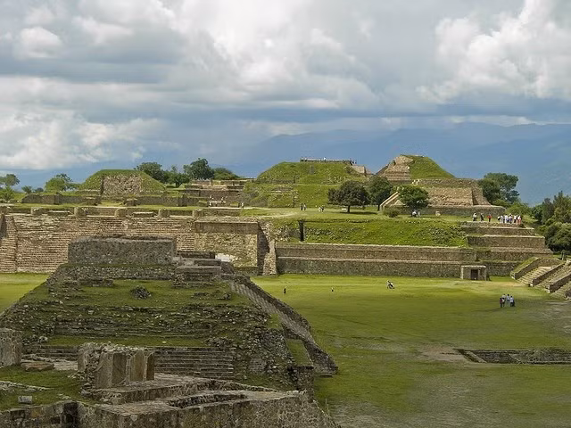  Trung tâm quyền lực là Monte Albán. Đây là thành phố đá lớn nằm trên đỉnh núi với kiến trúc bê thế. Ảnh: Pinterest.