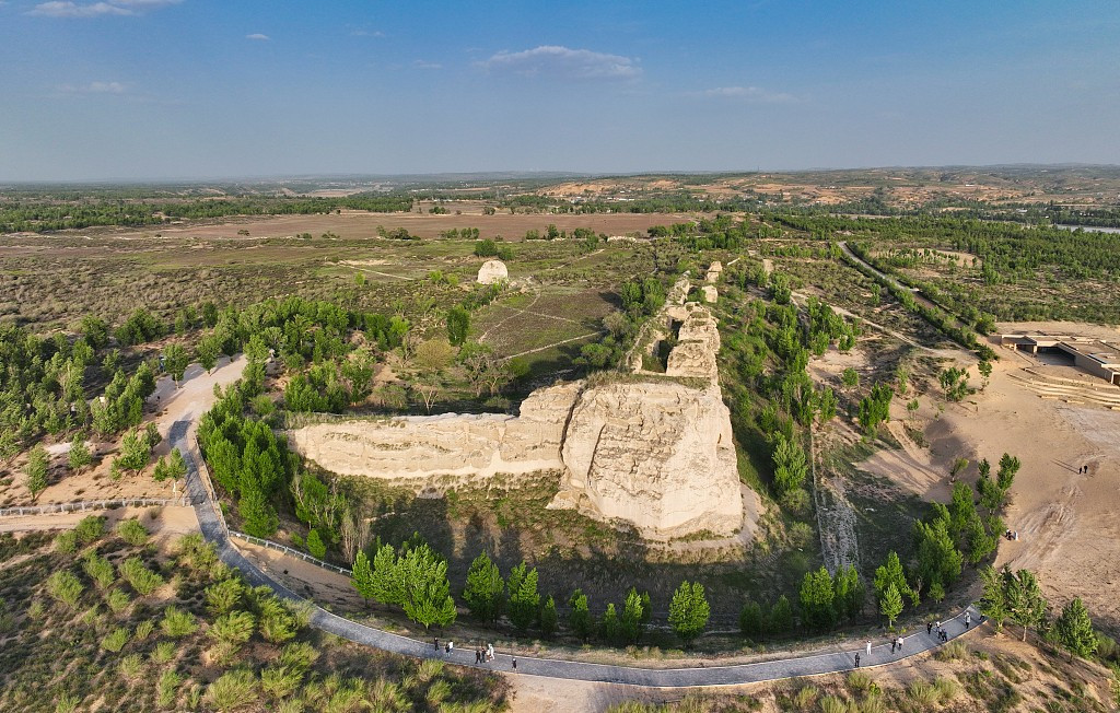  Đồng Hoàn Thành từng là kinh đô của Vương quốc Hồ Hạ (Xia) cổ. Thành Đồng Hoàn Thành được xây dựng vào đầu thế kỷ 5, dưới thời nước Hồ Hạ do tộc Hung Nô lập nên, giữ vai trò trung tâm chính trị và quân sự vùng Tây Bắc Trung Hoa cổ. Ảnh: cgtn.com.
