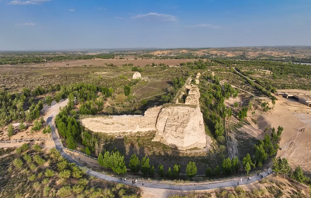  Đồng Hoàn Thành từng là kinh đô của Vương quốc Hồ Hạ (Xia) cổ. Thành Đồng Hoàn Thành được xây dựng vào đầu thế kỷ 5, dưới thời nước Hồ Hạ do tộc Hung Nô lập nên, giữ vai trò trung tâm chính trị và quân sự vùng Tây Bắc Trung Hoa cổ. Ảnh: cgtn.com.