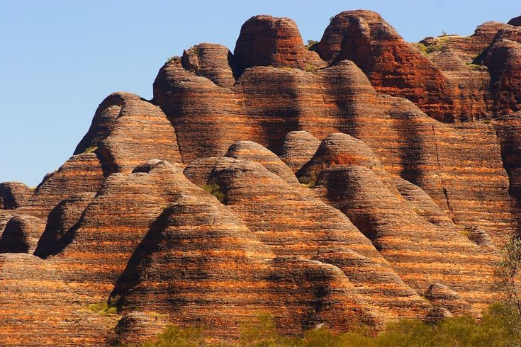  Quần thể Bungle Bungle là điểm nổi bật nhất. Những khối đá hình tổ ong cao đến 250 mét, xen kẽ sắc cam – đen kỳ ảo. Ảnh: Pinterest.