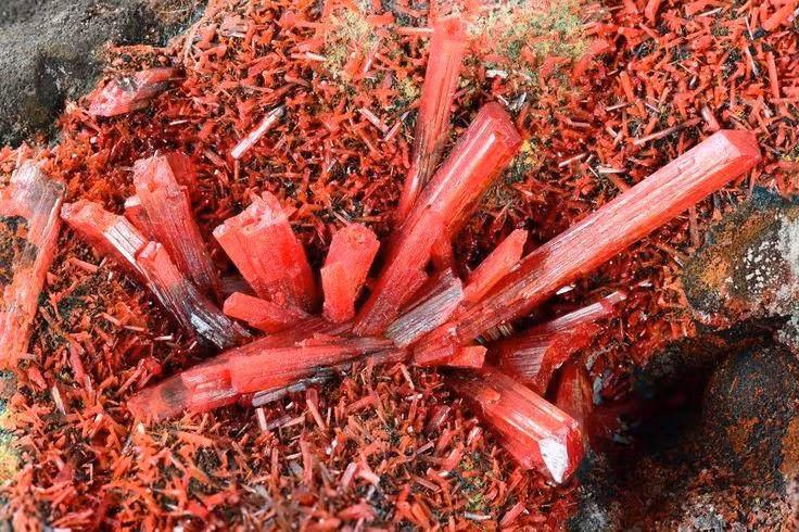  Cực độc khi tiếp xúc trực tiếp. Do chứa asen, Realgar có thể gây ngộ độc nếu hít phải bụi hoặc nuốt nhầm, vì vậy ngày nay nó hiếm khi được dùng trong đời sống thường nhật. Ảnh: Pinterest.