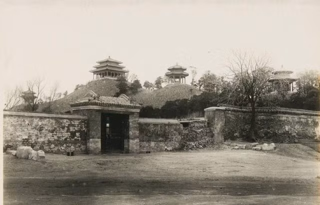 Một góc tường thành trong Bắc Kinh, cũ kỹ, mọc đầy rêu nhưng không kém phần hùng tráng.