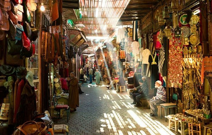  Thiên đường của hàng thủ công. Các khu chợ (souks) trong Medina bày bán đa dạng sản phẩm thủ công như thảm, gốm, đồ đồng và da thuộc, phản ánh tay nghề tinh xảo của nghệ nhân địa phương. Ảnh: Pinterest.