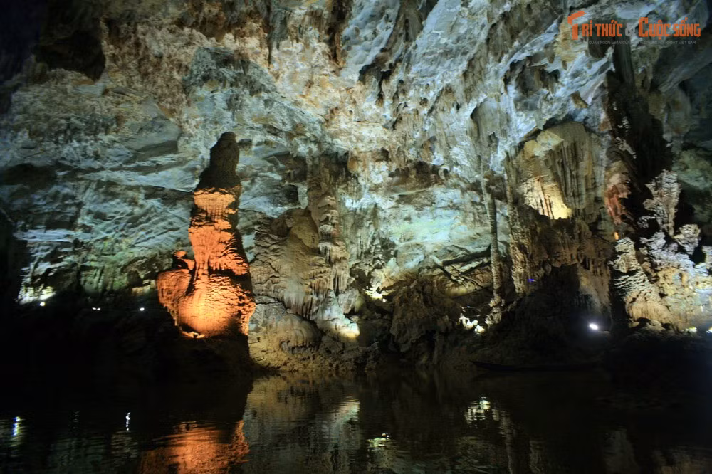 Là hang động xuyên thủy dài nhất Việt Nam. Phong Nha có hơn 1,2 km lối đi bằng thuyền bên trong, đưa du khách vào sâu tận lõi núi đá vôi tuyệt đẹp.