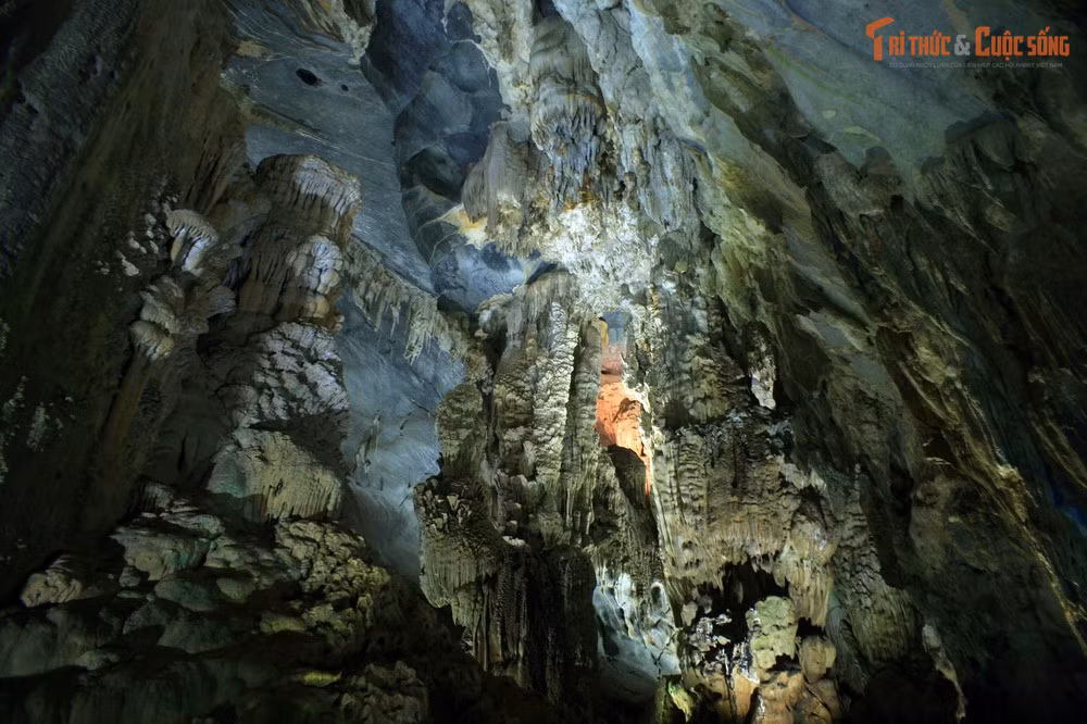 Âm thanh vang vọng tuyệt diệu. Không gian trong động tạo tiếng vọng đặc biệt, khiến mỗi âm thanh khi chèo thuyền vang xa đầy mê hoặc.