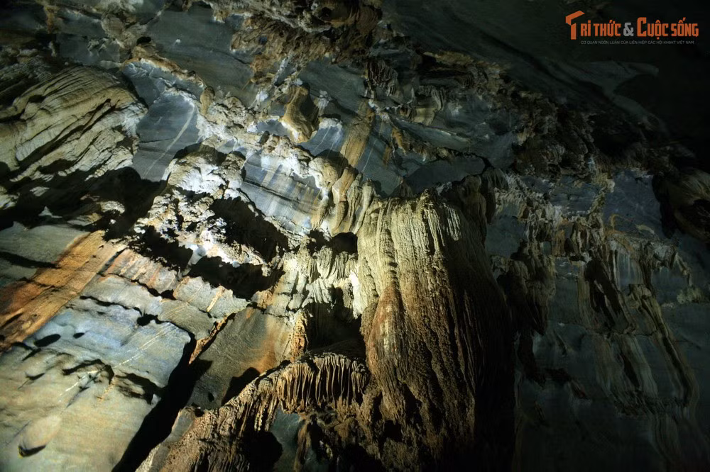 Thạch nhũ hình dạng kỳ ảo. Bên trong động là vô số cột đá, rèm đá, măng đá có hình thù như tiên cảnh, kết tinh qua hàng triệu năm phong hóa.