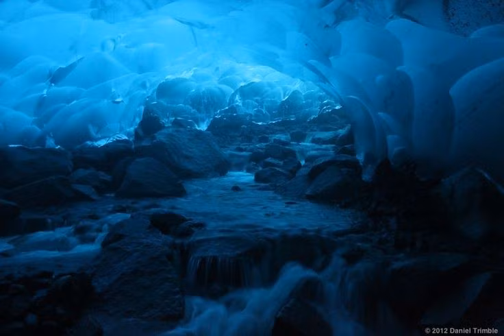  7. Thu hút cả nhà khoa học lẫn nhà thám hiểm. Không chỉ là điểm đến cho khách du lịch, hang Mendenhall còn là nơi được các nhà nghiên cứu khí hậu và địa chất quan tâm đặc biệt. Ảnh: Pinterest.