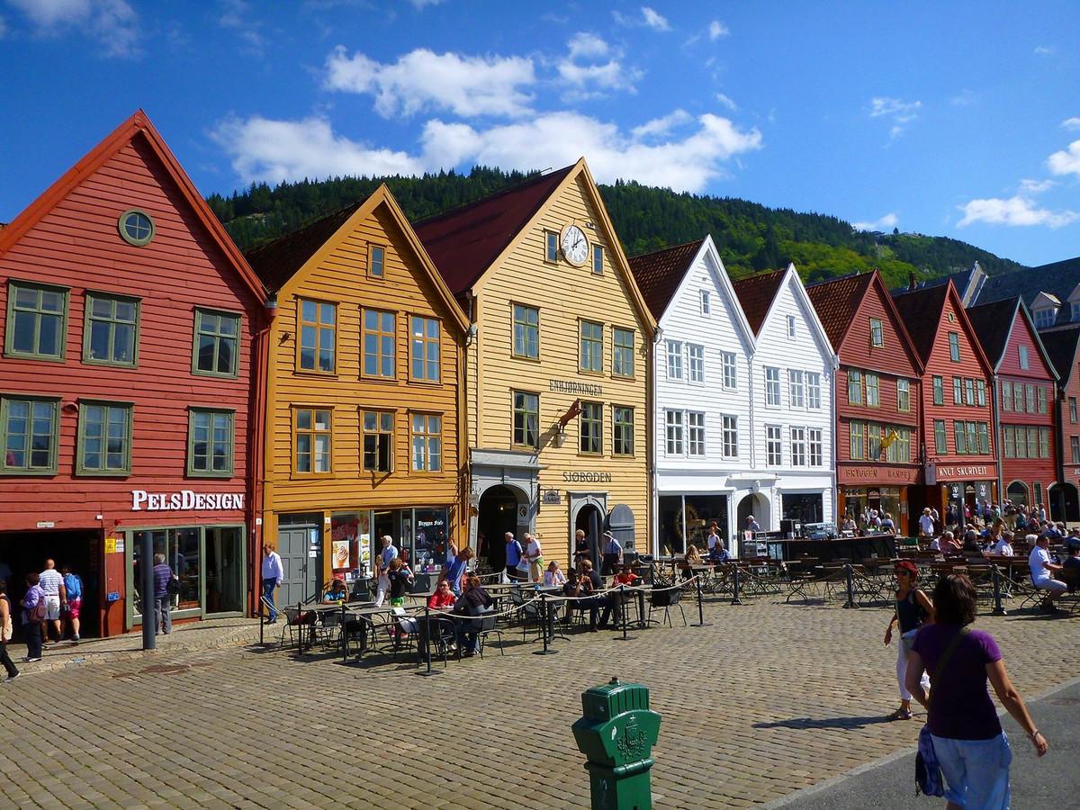  Những ngôi nhà gỗ nhiều màu sắc đặc trưng. Một trong những hình ảnh nổi bật nhất của Bryggen là dãy nhà gỗ cao và hẹp với nhiều màu sắc khác nhau như đỏ, vàng, trắng và nâu. Những tòa nhà này được xây dựng sát nhau dọc bến cảng, tạo nên khung cảnh cổ kính và trở thành biểu tượng du lịch nổi tiếng của thành phố Bergen. Ảnh: Pinterest.