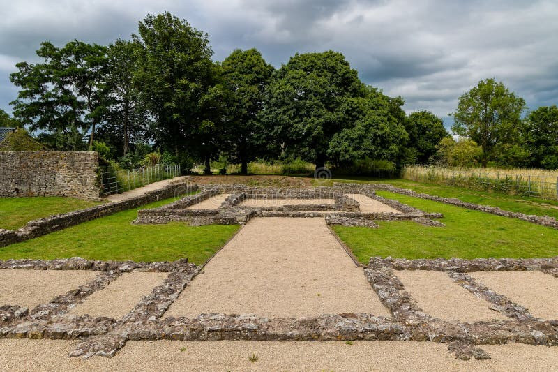  Tiếp tục tồn tại sau khi La Mã rút đi. Khác với nhiều thị trấn La Mã bị bỏ hoang, Venta Silurum dường như vẫn có người sinh sống trong một thời gian dài sau thế kỷ 5, gợi ý sự chuyển tiếp sang thời kỳ hậu La Mã. Ảnh: dreamstime.com.