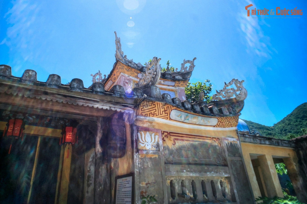 Hài hòa với thiên nhiên nguyên sơ của hòn đảo. Khác với nhiều địa điểm tâm linh nhộn nhịp, chùa Hải Tạng giữ được không khí trang nghiêm và yên bình, nơi du khách vừa có thể chiêm bái vừa được tận hưởng thiên nhiên hoang sơ của Cù Lao Chàm. Ảnh: Pinterest.