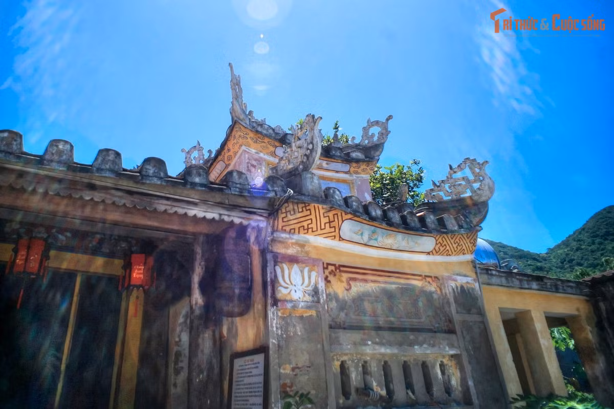 Hài hòa với thiên nhiên nguyên sơ của hòn đảo. Khác với nhiều địa điểm tâm linh nhộn nhịp, chùa Hải Tạng giữ được không khí trang nghiêm và yên bình, nơi du khách vừa có thể chiêm bái vừa được tận hưởng thiên nhiên hoang sơ của Cù Lao Chàm. Ảnh: Pinterest.