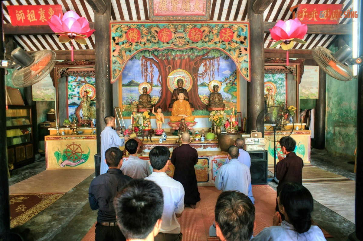 Tín ngưỡng kết hợp Phật và Thánh. Bên cạnh thờ Phật, chùa còn thờ các thánh, thần và đôi khi là cả những biểu tượng tín ngưỡng dân gian khác, phản ánh sự giao thoa linh hoạt trong tín ngưỡng của cư dân biển. Ảnh: Pinterest.