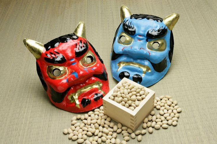  4. Xuất hiện trong lễ hội Setsubun. Người Nhật có tục ném đậu rang để xua đuổi Oni trong ngày Setsubun, tượng trưng cho việc trừ tà và cầu may mắn. Ảnh: Pinterest.