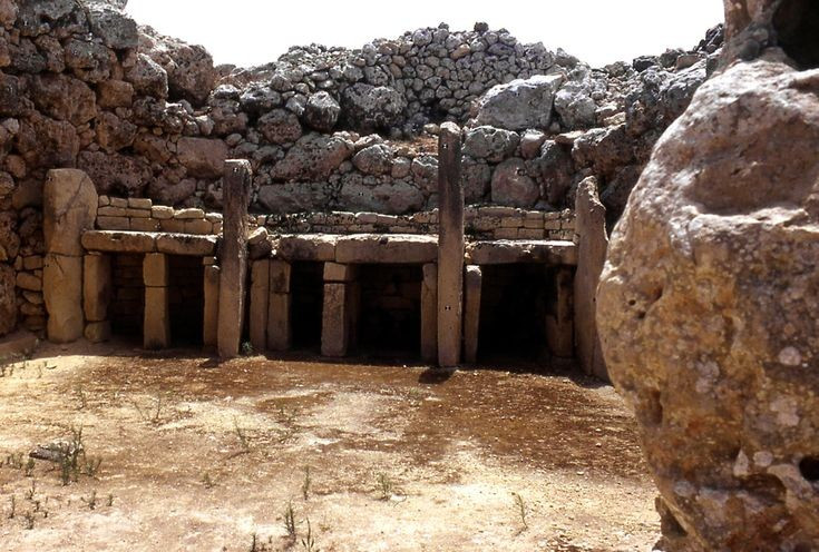  Đặt ra nhiều câu hỏi chưa có lời giải. Cho đến nay, các nhà khoa học vẫn tranh luận về tổ chức xã hội, kỹ thuật xây dựng và lý do Ġgantija bị bỏ hoang, khiến di tích càng thêm bí ẩn. Ảnh: Pinterest.