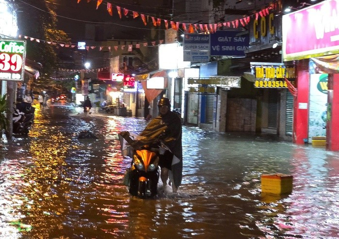 Đường số 39, phường Bình Trưng ngập sâu, xe chết máy, người dân phải dắt bộ.