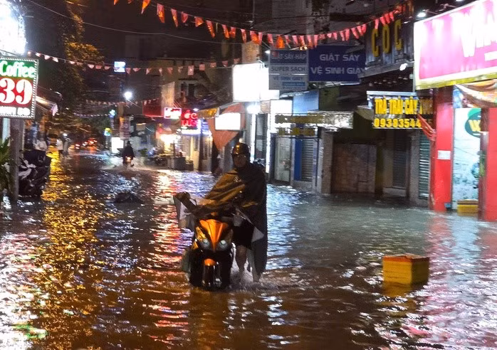 Đường số 39, phường Bình Trưng ngập sâu, xe chết máy, người dân phải dắt bộ.