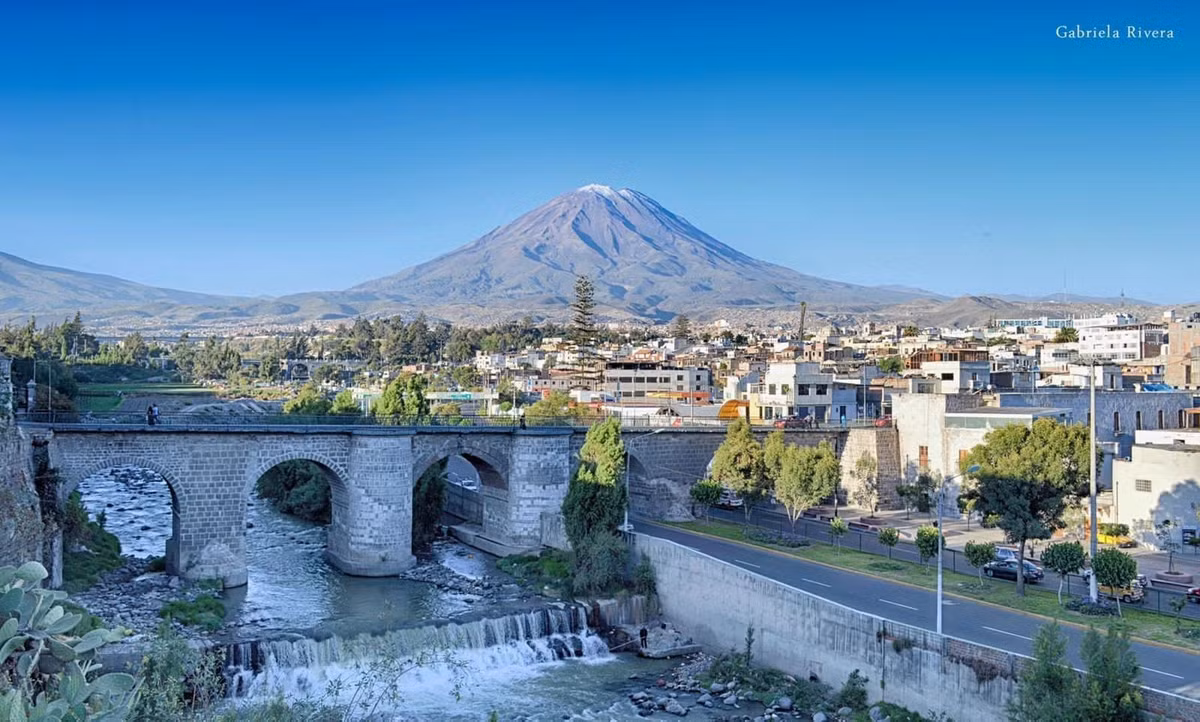  Lịch sử kháng cự và tinh thần độc lập. Trong thời kỳ thuộc địa và sau đó, Arequipa nhiều lần là trung tâm của các phong trào chính trị và cải cách, góp phần định hình lịch sử hiện đại của Peru. Ảnh: Pinterest.