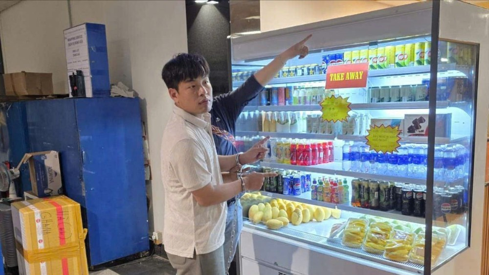 Nghi phạm khai nhận việc giấu hung khí trên nóc tủ đựng đồ ăn. Ảnh: CA