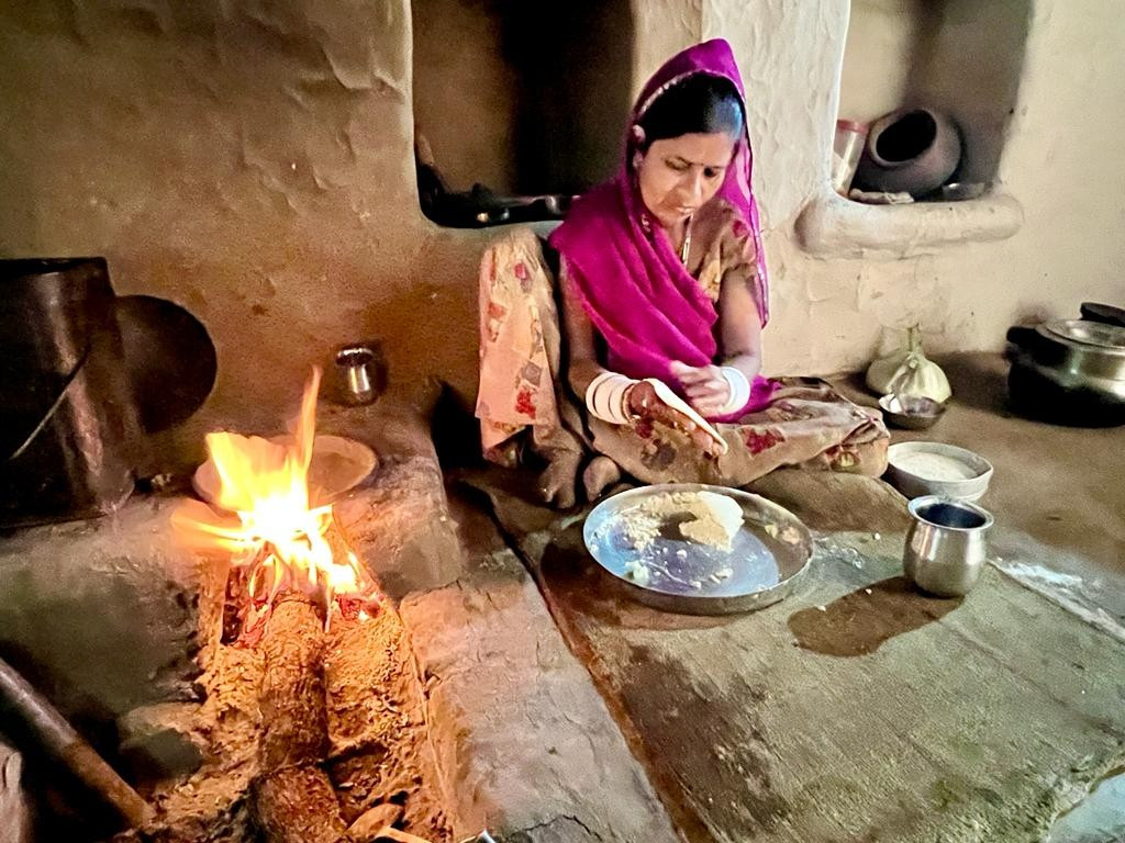  Văn hóa gắn liền với thiên nhiên. Cuộc sống truyền thống của người Bhil phụ thuộc vào rừng, từ săn bắt, hái lượm đến nông nghiệp nhỏ, với nhiều nghi lễ tôn vinh tự nhiên và các vị thần rừng. Ảnh: thegrandindianroute.com.