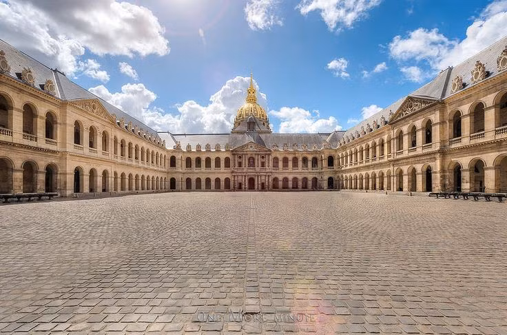  Kiến trúc kết hợp hài hòa giữa cổ điển và Baroque. Công trình thể hiện rõ phong cách quyền lực, đối xứng và trang nghiêm đặc trưng của kiến trúc thời Louis XIV. Ảnh: Pinterest.