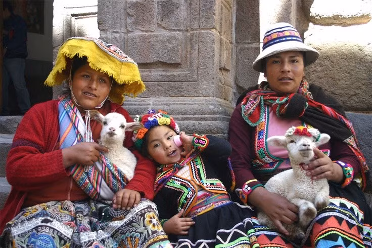  Vẫn duy trì lối sống cộng đồng ayllu. Ayllu là hình thức tổ chức xã hội cổ truyền, dựa trên chia sẻ lao động và tài nguyên, có nguồn gốc từ nền văn minh Inca cổ xưa. Ảnh: Pinterest.