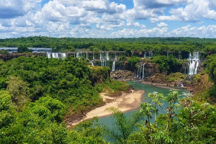  Rừng nhiệt đới chiếm phần lớn diện tích. Thảm thực vật xanh tốt quanh năm của vườn quốc gia Iguazu tạo thành lá phổi tự nhiên khổng lồ. Ảnh: Pinterest.