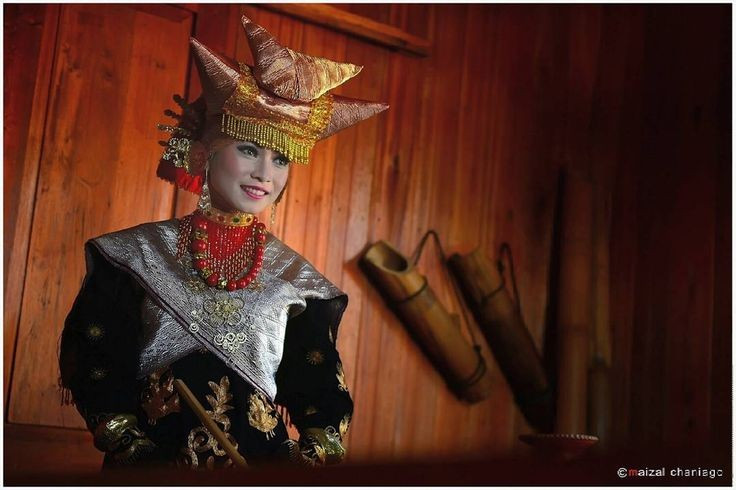  Kết hợp mẫu hệ với Hồi giáo. Người Minangkabau đã dung hòa luật tục mẫu hệ với giáo lý Hồi giáo qua nguyên tắc “adat basandi syarak, syarak basandi Kitabullah”. Ảnh: Pinterest.