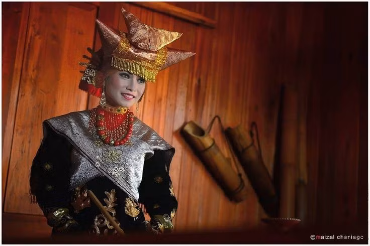  Kết hợp mẫu hệ với Hồi giáo. Người Minangkabau đã dung hòa luật tục mẫu hệ với giáo lý Hồi giáo qua nguyên tắc “adat basandi syarak, syarak basandi Kitabullah”. Ảnh: Pinterest.