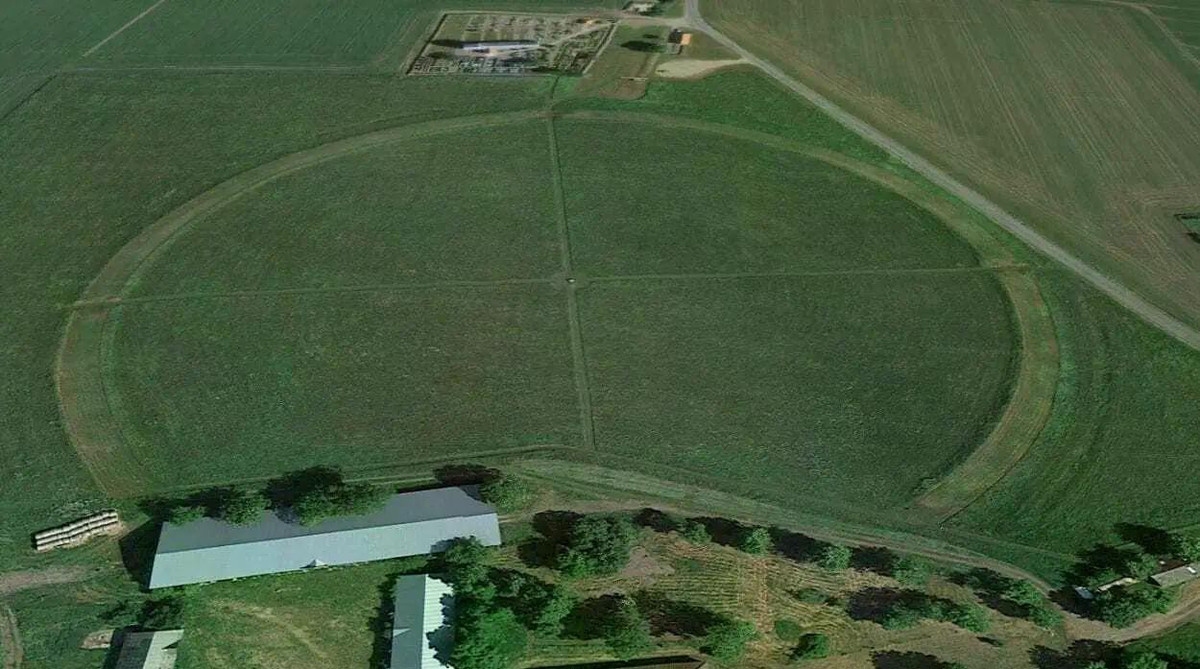  Được xây dựng vào thời vua Harald Bluetooth. Các nhà khảo cổ xác định Aggersborg được xây dựng khoảng năm 970–980, dưới triều vua Harald Bluetooth, người nổi tiếng với việc thống nhất Đan Mạch và truyền bá Kitô giáo. Pháo đài phản ánh quyền lực trung ương mạnh mẽ và khả năng huy động nguồn lực lớn của nhà vua. Ảnh: heritagedaily.com.