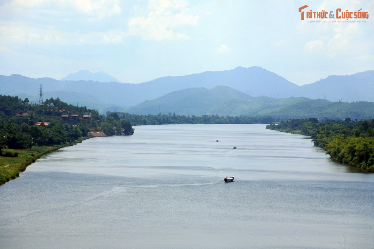 Dòng sông có tên gợi mùi hương kỳ lạ từ thiên nhiên. Tên “sông Hương” (Hương Giang) xuất phát từ truyền thuyết kể rằng hoa quả, thảo mộc rơi vào dòng nước khiến nước có hương thơm dịu dàng, nhất là vào mùa thu.