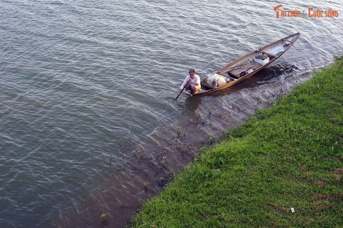 Là “mạch sống” của cộng đồng địa phương. Sông Hương không chỉ là thắng cảnh mà còn là nơi sinh hoạt của người dân Huế: Chài lưới, tập thể dục, tụ họp… phản ánh vai trò thiết yếu của dòng sông trong đời sống thường nhật.