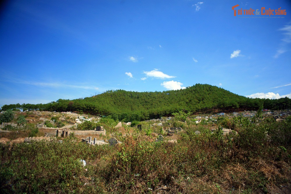 Núi Ngự Bình và sông Hương là biểu tượng huyền thoại của cố đô. Núi Ngự Bình đối diện bờ sông tạo thành cặp đôi biểu tượng của xứ Huế, được vua Thiệu Trị xếp vào “Thần kinh nhị thập cảnh” – hai cảnh đẹp quan trọng nhất của cố đô.