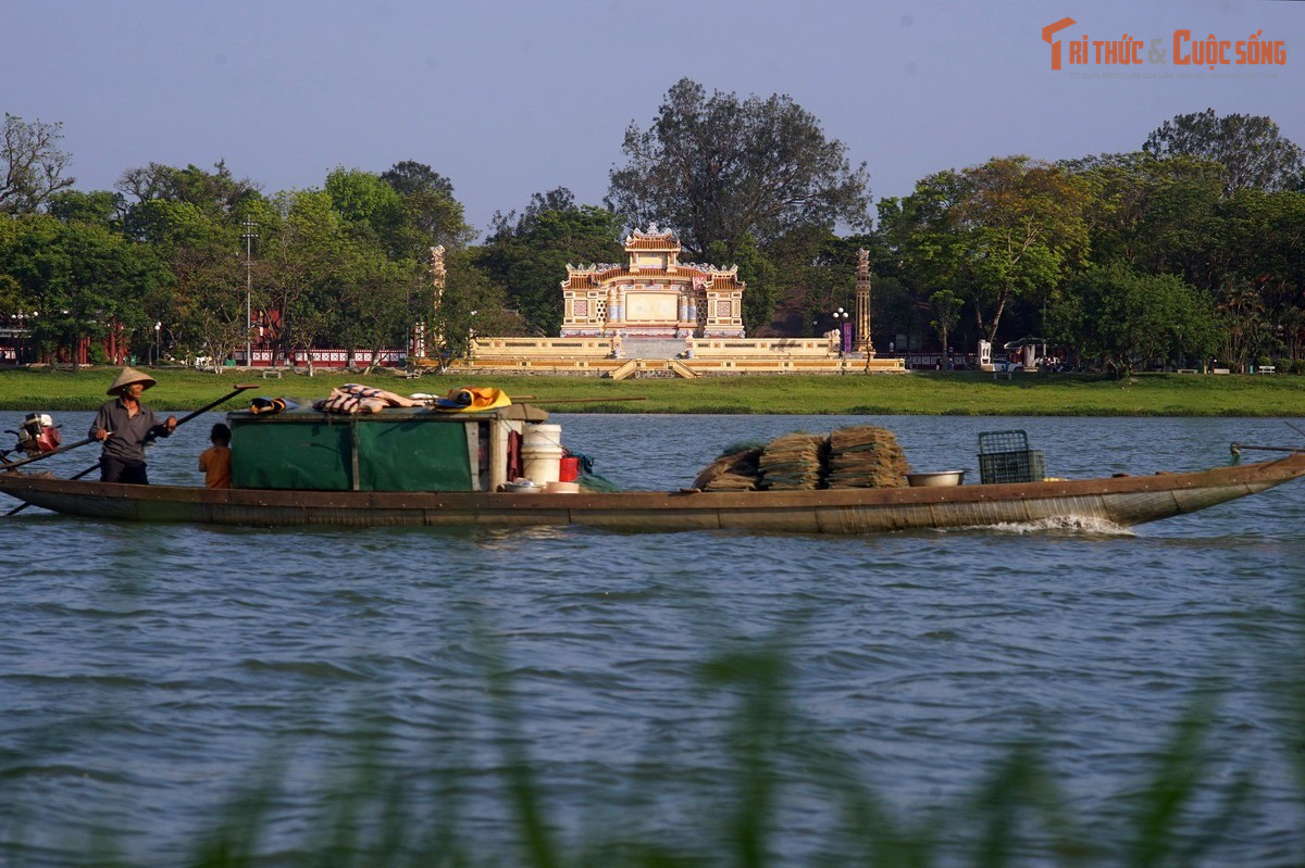 Chiều dài khoảng 30 km. Từ ngã ba Bằng Lãng đến cửa Thuận An, sông Hương dài khoảng 30 km uốn lượn qua thành phố Huế, chảy chậm do độ dốc gần ngang mực nước biển.