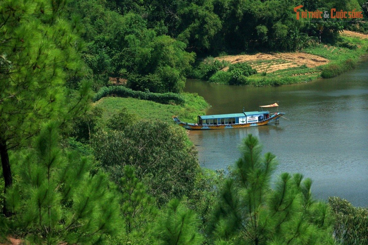 Dòng sông là nguồn cảm hứng thi ca nghệ thuật. Sông Hương không chỉ là cảnh đẹp, mà còn là cảm hứng cho nhiều thi nhân, nghệ sĩ, nhạc sĩ viết về Huế – phản ánh mối liên hệ mật thiết giữa thiên nhiên và văn hóa địa phương.