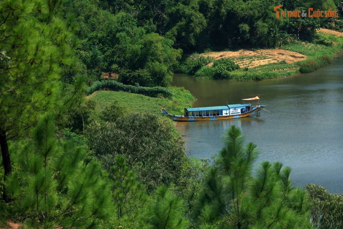Dòng sông là nguồn cảm hứng thi ca nghệ thuật. Sông Hương không chỉ là cảnh đẹp, mà còn là cảm hứng cho nhiều thi nhân, nghệ sĩ, nhạc sĩ viết về Huế – phản ánh mối liên hệ mật thiết giữa thiên nhiên và văn hóa địa phương.