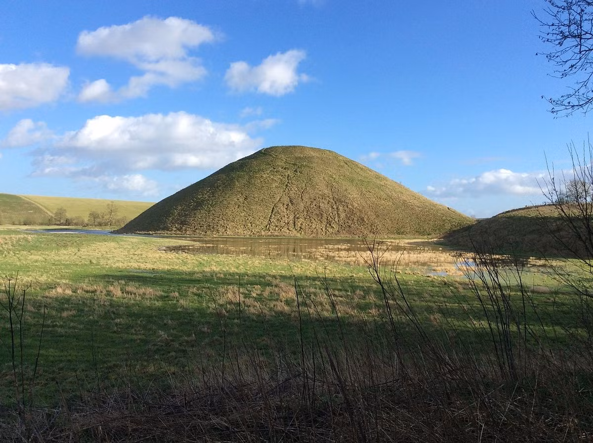  Được UNESCO công nhận di sản thế giới. Silbury Hill cùng khu vực Avebury và các công trình cự thạch lân cận đã trở thành di sản văn hóa thế giới từ năm 1986. Ảnh: Pinterest.