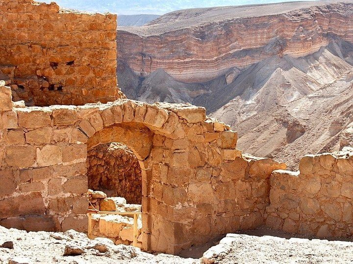  Hệ thống cung điện xa hoa giữa sa mạc. Bên trong Masada có các cung điện bậc thang, phòng tiếp khách, nhà tắm kiểu La Mã và sàn khảm tinh xảo, cho thấy mức độ xa hoa đáng kinh ngạc. Ảnh: Pinterest.