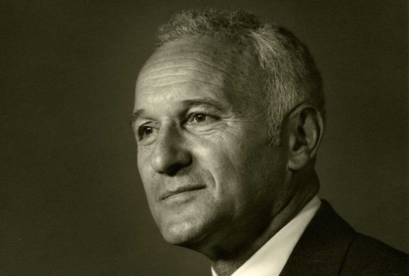 Nhà hóa học của CIA Sidney Gottlieb là người đứng đầu chương trình MK-ULTRA bí mật, được giao nhiệm vụ phát triển một loại thuốc kiểm soát tâm trí được sử dụng làm vũ khí.