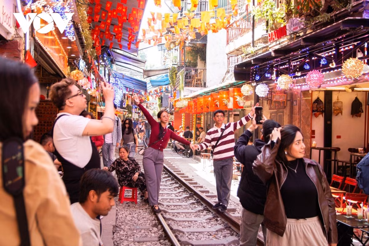 Phố cà phê đường tàu dài khoảng 2km nối giữa phố Lê Duẩn, Trần Phú, Cửa Đông và Phùng Hưng, là điểm đến được nhiều tờ báo quốc tế đánh giá là không thể bỏ lỡ khi tới Hà Nội. Nơi đây từng nhiều lần bị đóng cửa, cấm kinh doanh vì lý do không đảm bảo an toàn hành lang đường sắt.