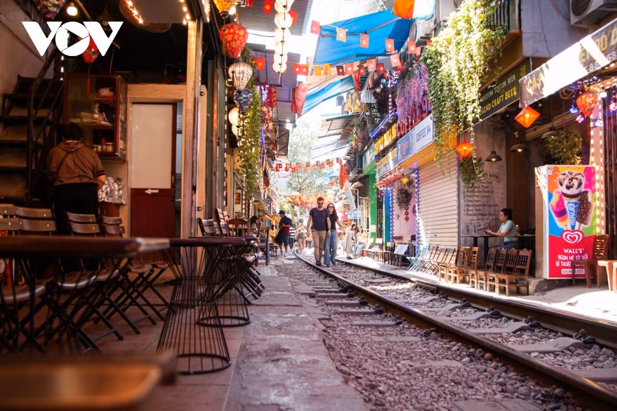 Hoạt động diễn ra rải rác nhưng khá công khai, tại khu vực ngõ đường tàu Khâm Thiên – Lê Duẩn, các hộ kinh doanh nhanh chóng bày biện bàn ghế như cũ, hoạt động buôn bán gần như quay lại nhịp độ thường ngày. Không chỉ riêng đoạn này, các điểm lân cận như khu vực đường tàu cắt ngang Điện Biên Phủ, Trần Phú hay dọc đường tàu song song phố Phùng Hưng cũng tấp nập du khách.