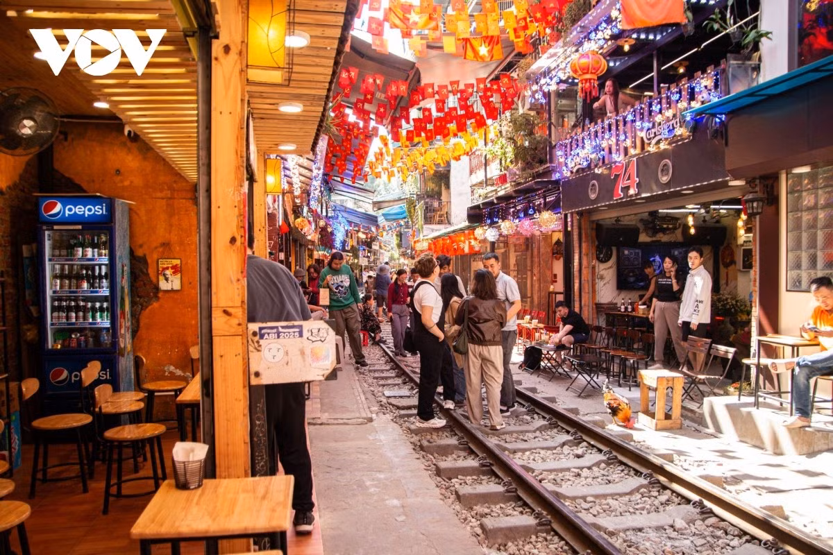 Bàn ghế vẫn được kê sát ngay mép ray, lấn chiếm cả lối kỹ thuật và khoảng không an toàn; nhiều vật dụng tạm như mái che, tấm chắn cũng được mang ra sử dụng trở lại dù trước đó đã bị yêu cầu tháo dỡ. Ở nhiều điểm, ghế xếp thành hàng ngay cạnh thanh ray, chỉ cách khu vực chạy tàu đúng một bước chân.