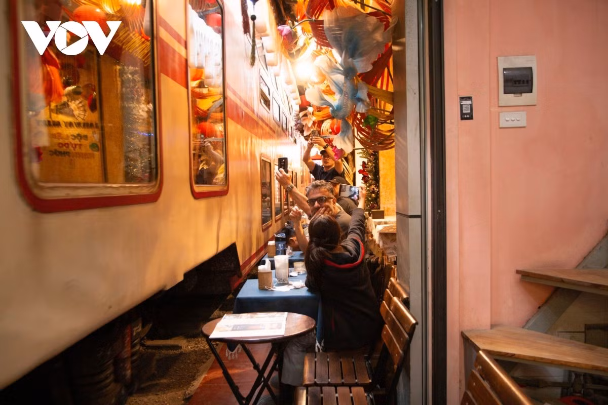 Tuy nhiên, mặc chính quyền lập rào chắn, đặt biển cảnh báo khu vực nguy hiểm không tập trung đông người, không ngồi trên đường ray, không kê ghế ở hai bên đường sắt, phố cà phê đường tàu vẫn hoạt động nhộn nhịp.