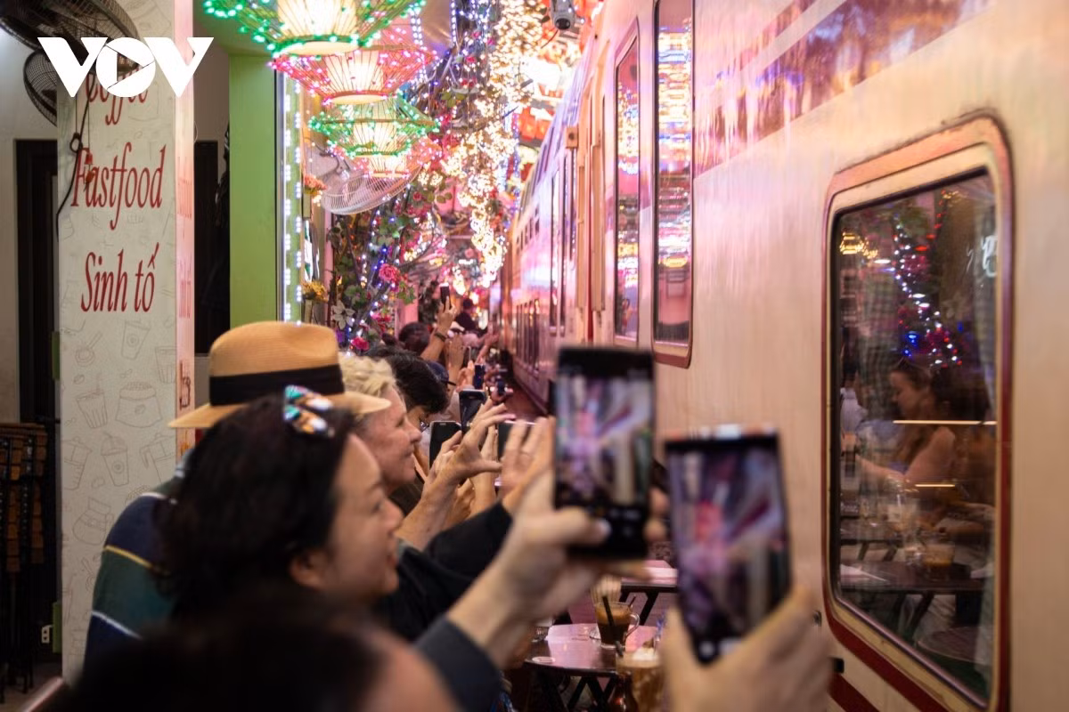 Sau khi tàu đi qua, nhiều du khách thoải mái tạo dáng bên đường ray chụp ảnh. Không thể phủ nhận sức hút của những ngõ đường tàu, nhưng đó không thể là lý do để xem nhẹ an toàn. Những video, hình ảnh tàu hỏa va quệt vào bàn ghế, hay cảnh du khách hốt hoảng né tàu từng gây xôn xao dư luận dường như vẫn chưa đủ sức trở thành bài học răn đe.