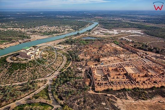  Sông Euphrates chảy qua thành phố. Dòng sông cung cấp nước và tạo lợi thế chiến lược về quân sự cũng như thương mại cho Babylon. Ảnh: Pinterest.